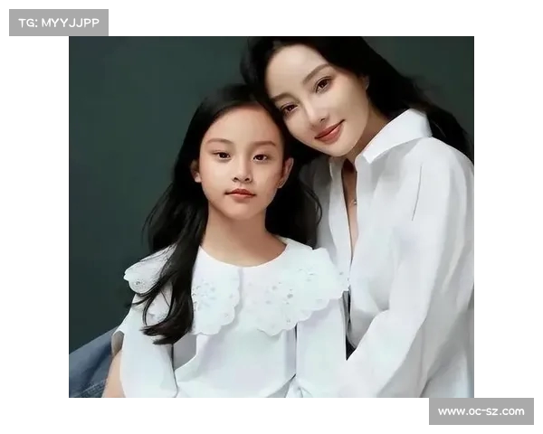 甜馨小学毕业照曝光,李小璐怀中拥抱感动瞬间,母女同框如姐妹般亲密 甜馨小学毕业照曝光,李小璐怀中拥抱感动瞬间,母女同框如姐妹般亲密